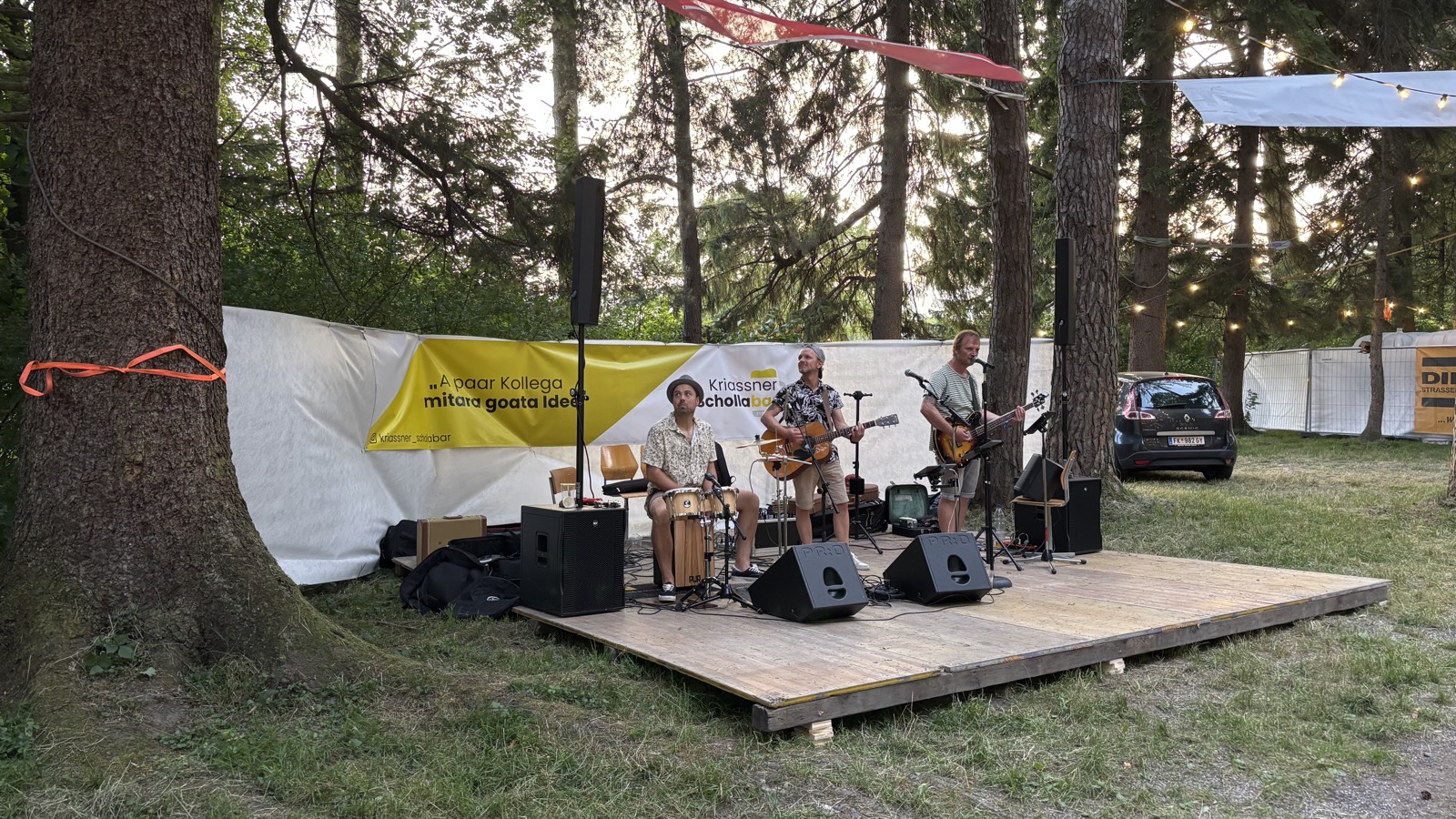 Liveband vor dem Schollabar-Banner am Schollafest