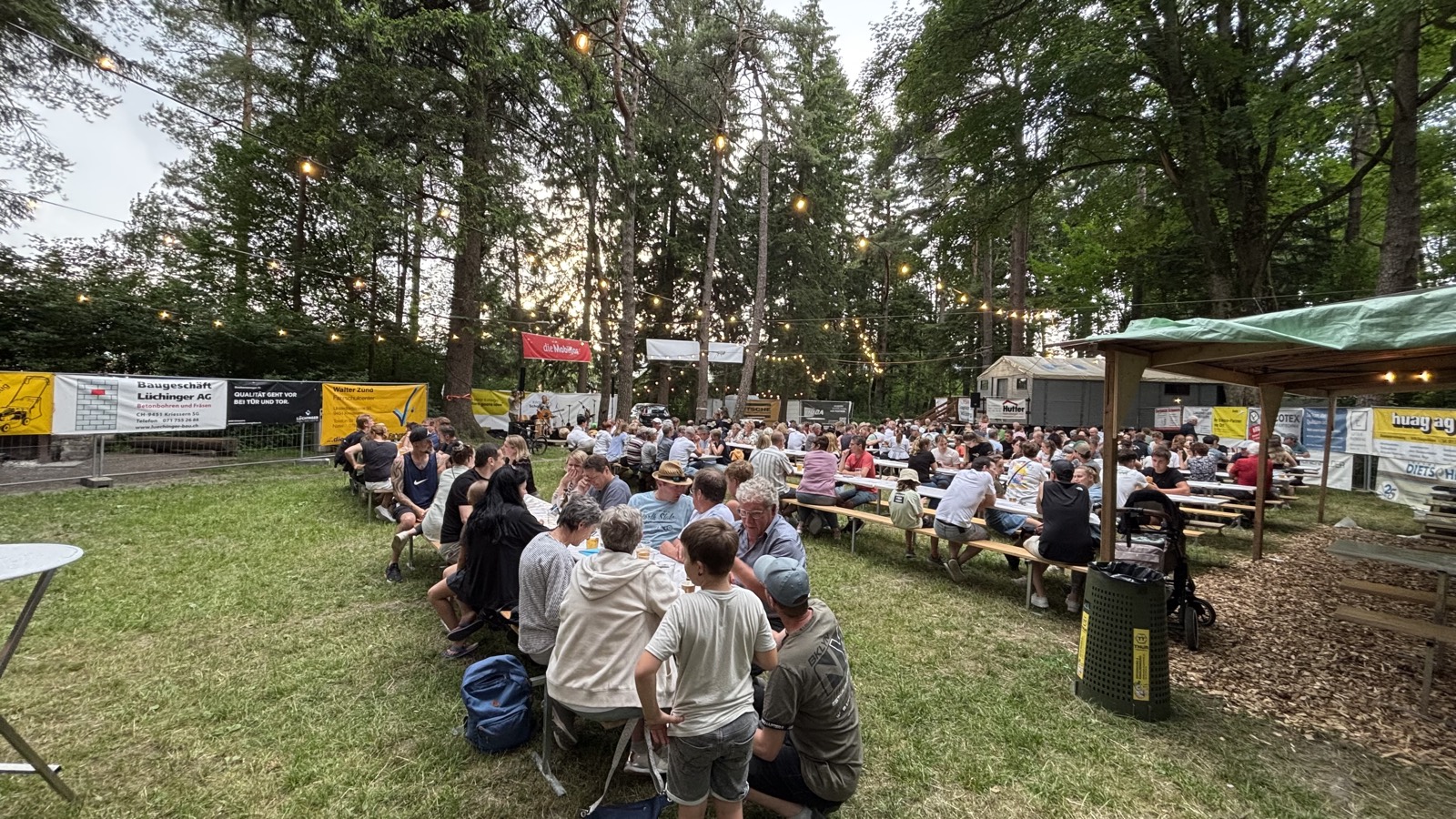Festgelände am Abend im Wald