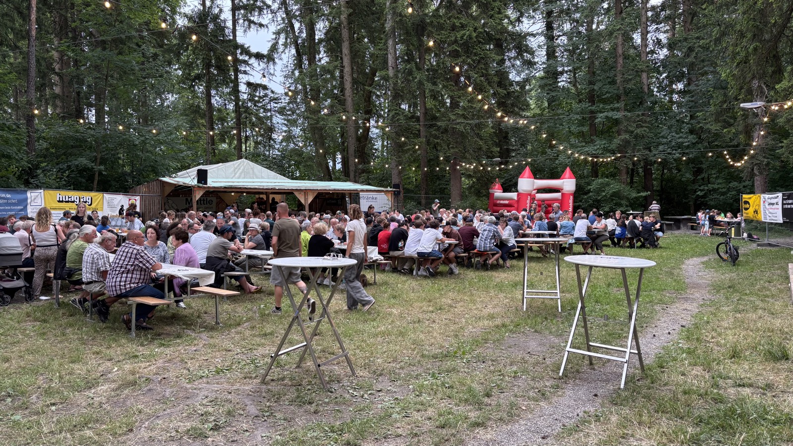 Festbetrieb im Wald am Tag