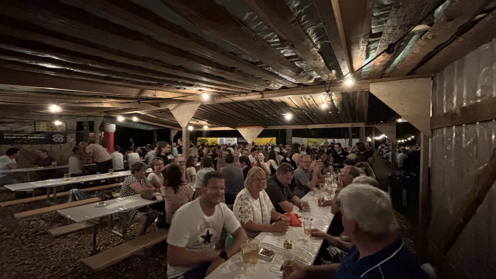 Gesellige Stimmung unter dem Bardach